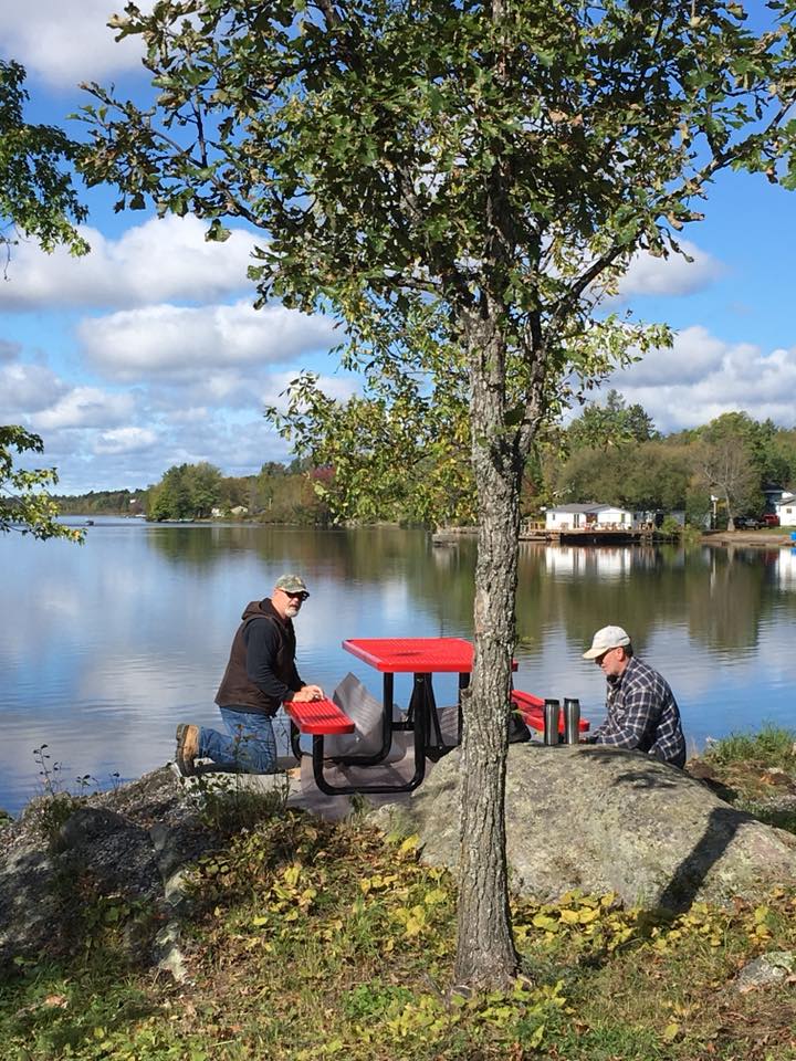 Bénévoles parc riverain installent des tables Waterfront Park Volunteers installing Tables